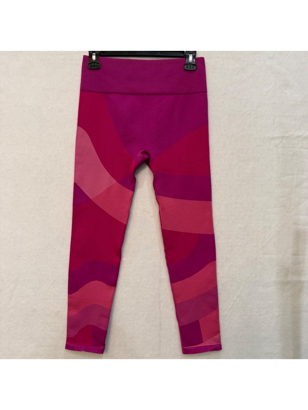Fabletics High Waisted Seamless Pink Colorblock Capri Leggings Women's Large 22"